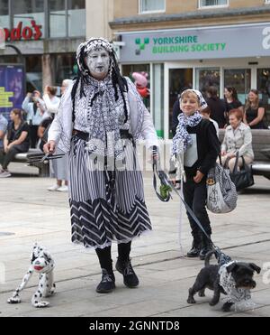 Peterborough, Großbritannien. September 2021. Eine Person vom Pig Dyke Molly Tanzteam, die mit ihren Hunden unterwegs ist. Der Peterborough Morris Cathedral City Day Ring startet am 25. September 2021 in Peterborough, Cambridgeshire, Großbritannien. Die Veranstaltung hat viele Teams von morris-Tänzern und molly-Tänzern, die auf einem Rundgang durch die Stadt auf dem Cathedral Square und an verschiedenen Orten im Stadtzentrum auftreten. Kredit: Paul Marriott/Alamy Live Nachrichten Stockfoto