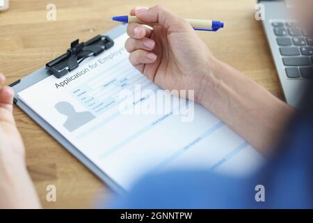 Frau hält Stift und plant, füllen Sie Lebenslauf Formular für den Job Stockfoto
