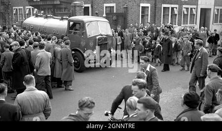 Aktenfoto vom 24/10/1953 von Armeefahrer am Steuer eines Tankers, der Heizöl transportiert und das Townmead Rd-Depot in Fulham, West-London, verlässt, um die Verteilung von Benzin und Öl in das Londoner Gebiet wiederherzustellen, unterbrochen durch einen Streik von Tankwagenfahrern. Ausgabedatum: Montag, 17. September 2021. Stockfoto