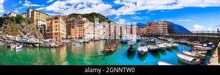 Camogli - schöne bunte Stadt in Ligurien, Panorama mit traditionellen Fischerbooten.beliebtes Touristenziel in Italien Stockfoto