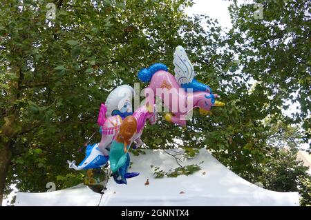 Aufblasbares Einhorn, fliegende Ballons, Kinderspielzeug. Symbol für Jahrmarkt, razzmatazz. Import Artikel, Kinder spielen, Spaß haben, Stockfoto