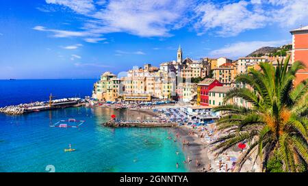 Die buntesten Küstenstädte in der Nähe von Genua - schönes Bogliasco Dorf in Ligurien mit schönem Strand. Reiseziele in Italien im Sommer Stockfoto