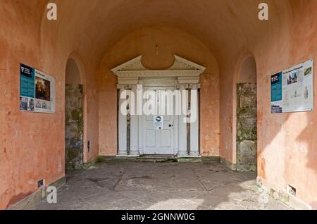 Eintritt zu Pineapple Folly im Dunmore Park, in Airth bei Stirling in Stirlingshire, Schottland, im Besitz des Natiional Trust for Scotland Stockfoto