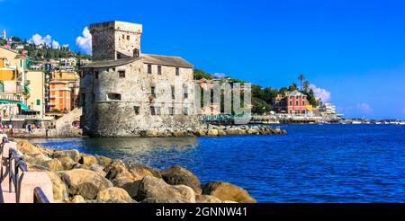 Schöne italienische Küstenstadt Rapallo. Blick auf die mittelalterliche Festung und den Strand. Italien, Ligurien Sommerferien Stockfoto