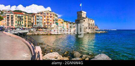 Schöne italienische Küstenstadt Rapallo. Blick auf mittelalterliche Festung und Promenade. Italien, Ligurien, 31.08.21 Stockfoto