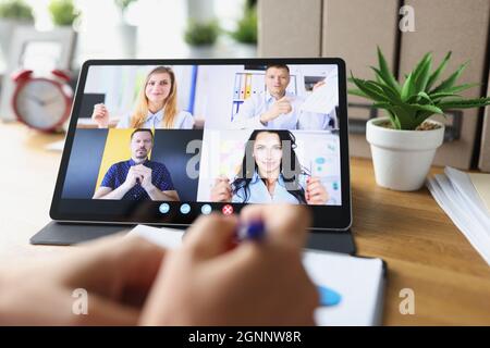 Geschäftsfrau im Gespräch mit Kollegen über Plan in der Videokonferenz Stockfoto