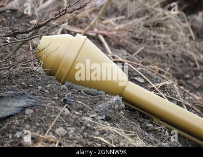 Die Panzerfaust war eine preiswerte, eingeschossige, rückerlose deutsche Panzerabwehrwaffe des Zweiten Weltkriegs Geformte explosive Ladung. Stockfoto