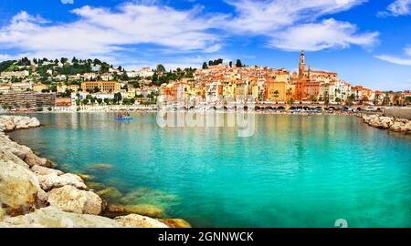 Französische Sommerferien in Cote Azurblau - Menton Stadt mit bunten Häusern. Beliebtes Touristenziel in Frankreich Stockfoto