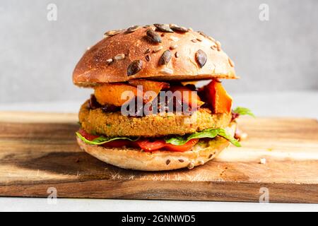 Nahaufnahme von Veggie Burger auf Holzschneidebrett Stockfoto