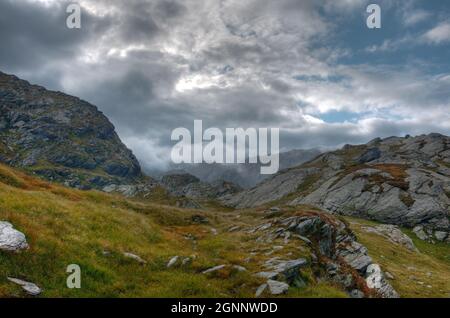 Alpenlandschaft, in der die Spuren eines längst verschwundenen Gletschers noch durch die abgerundeten Felsen sichtbar sind Stockfoto