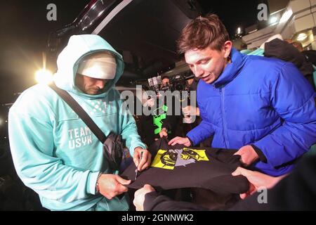 REGION KIEW, UKRAINE - 27. SEPTEMBER 2021 - der aktuelle Schwergewichtsweltmeister Oleksandr Usyk (L) trifft sich am internationalen Flughafen Boryspil nach einem UD-Sieg über Anthony Joshua im Spiel vom 25. September im Tottenham Hotspur-Stadion in der Region Kiew im Norden der Ukraine mit Fans. Kredit: Ukrinform/Alamy Live Nachrichten Stockfoto