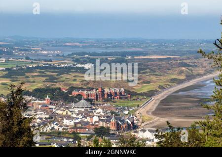 Blick Von Den Mourne Mountains Im Slieve Donard Hotel, Dem Royal County Down Golf Course Und Der Dundrum Bay. Stockfoto