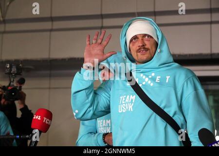 REGION KIEW, UKRAINE - 27. SEPTEMBER 2021 - der aktuelle Schwergewichtsweltmeister Oleksandr Usyk, WBO, IBF und IBO, spricht auf dem internationalen Flughafen Boryspil vor der Presse nach einem UD-Sieg über Anthony Joshua im Spiel vom 25. September im Tottenham Hotspur Stadium, Region Kiew, Nordukraine. Kredit: Ukrinform/Alamy Live Nachrichten Stockfoto