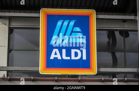 Aktenfoto vom 16/9/2019 von einem Schild vor einem Aldi-Geschäft. Aldi wird im nächsten Jahr 2,000 neue Arbeitsplätze schaffen, zusätzlich zu den 7,000, die in den letzten zwei Jahren geschaffen wurden, als Teil einer Investitionsrendite von £1.3 Milliarden. Die Discounter-Supermarktkette kündigte die Investition an, die für zwei Jahre laufen wird, als die Chefs ankündigten, dass der Umsatz in Großbritannien und Irland im Jahr 2020 um 10.2 % auf £12.3 Milliarden gestiegen sei. Ausgabedatum: Montag, 27. September 2021. Stockfoto