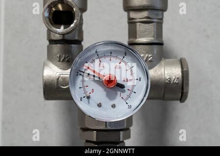 Nahaufnahme des Manometers im Heizsystem im Kesselraum. Stockfoto