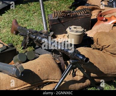 Die MG 34 ist eine deutsche luftgekühlte Maschinenpistole mit Rückstoß, die erstmals 1929 getestet und 1936 an Einheiten ausgegeben wurde. MG 42, billiger. Version. Stockfoto