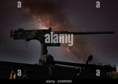 American Browning 50 Kaliber schwere Maschinengewehr auf Sherman Panzerturm montiert. Stockfoto