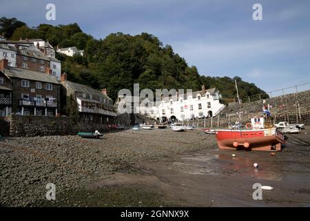 Francis Anne Fischerboot, das bei Ebbe im Hafen von Clovelly mit dem Red Lion Hotel im Hintergrund von North Devon, Großbritannien, ruht Stockfoto