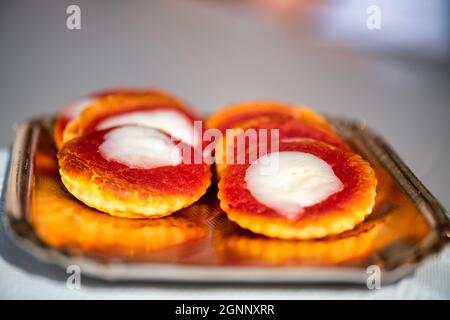 Kleine Pizzen in einem reflektierenden Tablett Stockfoto