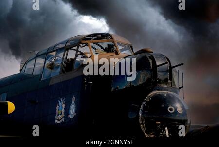 Der britische 2. Weltkrieg Lancaster schwerer viermotorigen Bomber auf dem Flugplatz East Kirkby. Lincolnshire, Großbritannien. Stockfoto