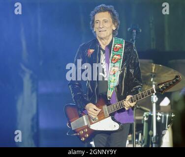 St. Louis, Usa. September 2021. Rolling Stones-Gitarrist Ronnie Wood unterhält die Fans während des Eröffnungssets ihres No Filter Tour Concert im Dome im America's Center in St. Louis am Sonntag, dem 26. September 2021. Foto von Bill Greenblatt/UPI Credit: UPI/Alamy Live News Stockfoto