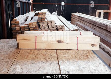 Holzbretter auf Spanplatten in einem Holzlager. Stockfoto