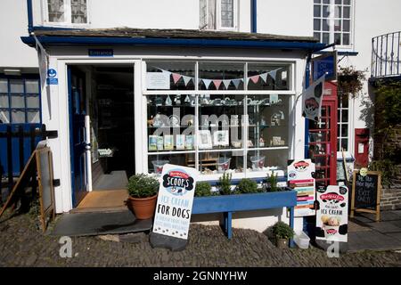 Das Postamt Clovelly und die Geschäfte befinden sich in einer steilen Kopfsteinpflasterstraße im alten Dorf Clovelly North Devon, Großbritannien Stockfoto