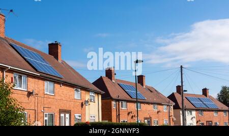 Sozialer Wohnungsbau mit Sonnenkollektoren auf dem Dach, Aspley und Broxtowe Nottingham Nottinghamshire England Großbritannien Stockfoto