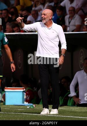 LA SPEZIA, ITALIEN - 25. SEPTEMBER: Stefano Pioli Cheftrainer des AC Mailand reagiert während der Serie Ein Spiel zwischen Spezia Calcio und AC Mailand im Stadio Alberto Picco am 25. September 2021 in La Spezia, Italien. (Foto nach MB-Medien) Stockfoto