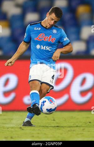 Der deutsche Mittelfeldspieler von SSC Napoli, Diego Demme, kontrolliert den Ball während des Fußballspiels der Serie A zwischen SSC Napoli und Cagliari am 16. September 2021 im Diego Armando Maradona Stadium in Neapel, Süditalien. Stockfoto