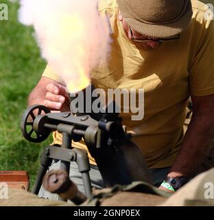 Selbst angefertigte Grabenmörtel. Arbeiten im Maßstab 1 Modell feuern Dummy Bomben. Stockfoto