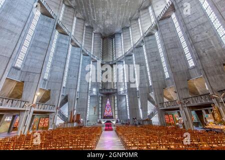 ROYAN, FRANKREICH, 11. SEPTEMBER 2021 : Inneneinrichtung unserer Frauenkirche, 11. september 2021, in Royan, Frankreich Stockfoto