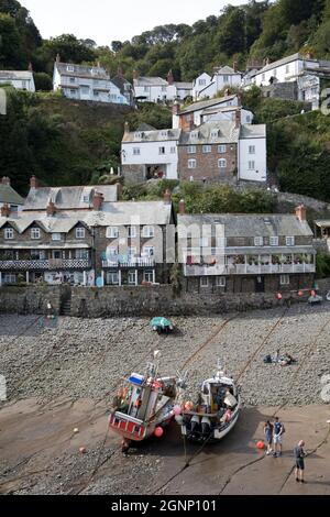 Abwechslungsreiche Häuser und Hütten im alten Dorf Clovelly, die bei Ebbe vom Hafen aus mit befahrenen Booten North Devon betrachtet werden Stockfoto