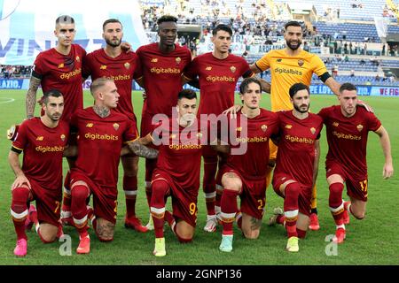 ROME, ITALIEN - SEPTEMBER 26: Team Group von AS Roma, von links nach oben; Gianluca Mancini, Bryan Cristante, Tammy Abraham, Roger Ibanez, Rui Patricio, Henrik Mkhitaryan, Rick Karsdorp, Stephan El Shaarawy, Nicolo Zaniolo, Matias Vina und Jordan Veretout, die Serie A Match zwischen SS Lazio und AS Roma im Stadio Olimpico am 26. September 2021 in Rom, Italien. (Foto nach MB-Medien) Stockfoto