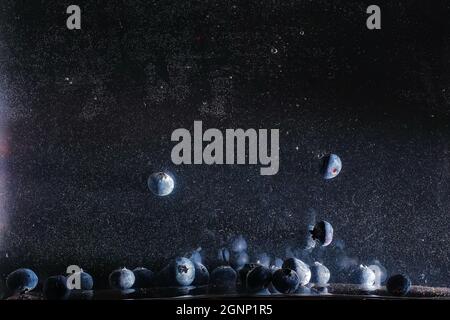 Wassertropfen auf reife süße Heidelbeere. Frische Heidelbeeren Hintergrund mit Copy Space für Ihren Text. Veganes und vegetarisches Konzept. Makrotextur von Bluebes Stockfoto