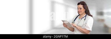 Porträt einer Ärztin, die im Krankenhaus ein digitales Tablet verwendet Stockfoto