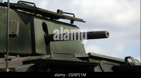 Tank in Aktion bei der öffentlichen Ausstellung zum zweiten Weltkrieg. Stockfoto