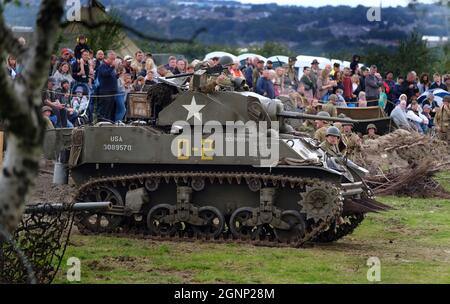 Tank in Aktion bei der öffentlichen Ausstellung zum zweiten Weltkrieg. Stockfoto