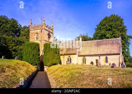 St. Perer Peters Kirche, Kirchhof und Friedhof aus dem 12. Jahrhundert im hübschen cotswold cotswolds-Dorf Upper Slaughter Gloucestershire Englan Stockfoto