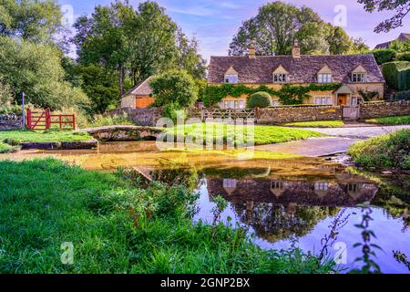 Fahren Sie über das Auge vor den traditionellen Cotswold Cotswolds Village Cotswolds Village Cotswolds. Upper Slaughter Gloucestershire England Großbritannien Stockfoto