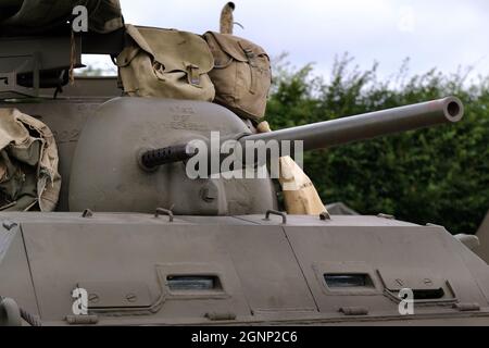 Tank in Aktion bei der öffentlichen Ausstellung zum zweiten Weltkrieg. Stockfoto