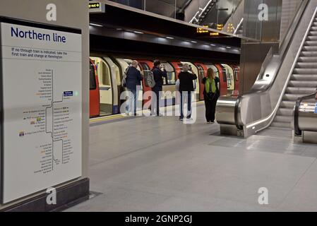 Eisenbahnfans, die am Eröffnungstag, dem 20. September 2021, Fotos von der neuen U-Bahnstation Battersea Power Station auf der Northern Line machen Stockfoto