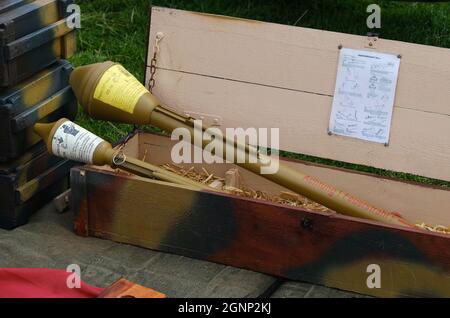 Die Panzerfaust war eine preiswerte, eingeschossige, rückerlose deutsche Panzerabwehrwaffe des Zweiten Weltkriegs Geformte explosive Ladung. Stockfoto