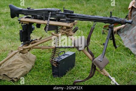 Die MG 34 ist eine deutsche luftgekühlte Maschinenpistole mit Rückstoß, die erstmals 1929 getestet und 1936 an Einheiten ausgegeben wurde. MG 42, billiger. Version. Stockfoto