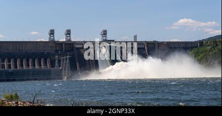 Russland, Divnogorsk, Juli 2021: Krasnojarsk Wasserkraftwerk. Stockfoto