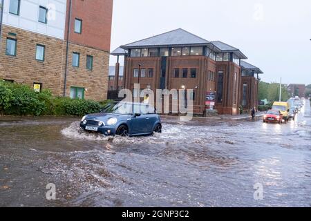 Sheffield, Großbritannien – 27. September 2021 – während der Hauptverkehrszeit in Sheffield fahren Autofahrer durch das Hochwasser, während das Wetter nass und windig das Land durchquert: Quelle: Mark Harvey/Alamy Live News Stockfoto