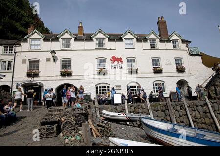 Red Lion Hotel mit Blick auf den Hafen von Clovelly und Booten, die bei Ebbe in North Devon am Strand festgemacht sind Stockfoto