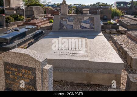 VARENGEVILLE-SUR-MER, FRANKREICH - 11. JUNI 2020: Grab von Georges Braque in Varangeville sur mer, Frankreich Stockfoto