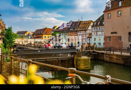 Schöner Panoramablick auf Strassburgs Wehre, Schleusen und Fachwerkgebäude im berühmten historischen Viertel "La Petite France", einem der... Stockfoto