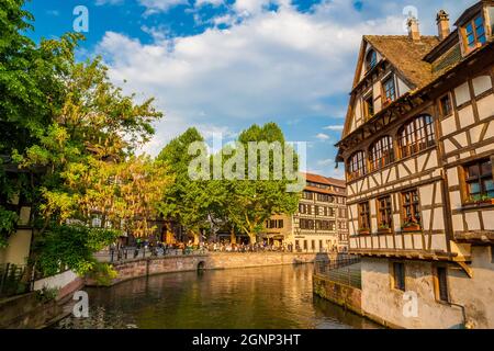 Schöner Panoramablick auf den Fluss Ill, der an Fachwerkhäusern entlang fließt, und den Platz Benjamin-Zix im historischen Straßburger Viertel La... Stockfoto